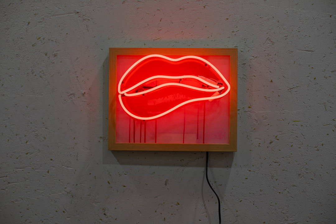 "Lips Photo Frame" Neon Sign